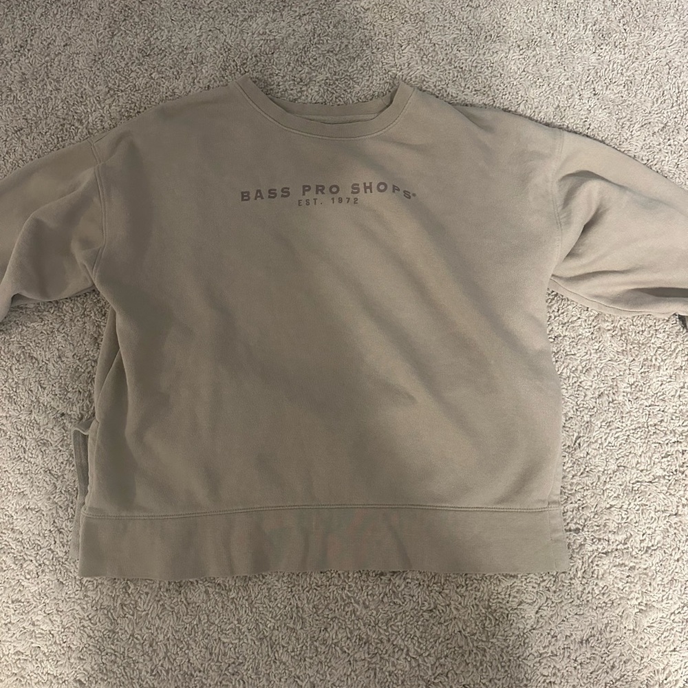 Bass pro shop cream crew neck size medium